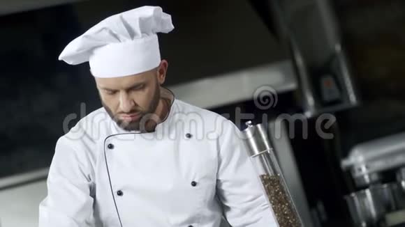 男子厨师在厨房里卖食物的肖像集中厨师烹饪餐视频的预览图
