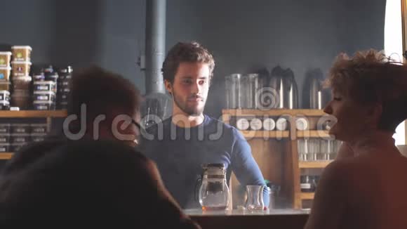 年轻英俊的酒吧男泡茶喝茶的时候视频的预览图