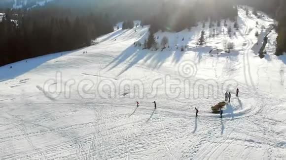 鸟瞰游客katayutsya在山上舔冬天视频的预览图