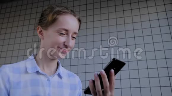 女性持有智能手机使用语音识别功能在线技术视频的预览图
