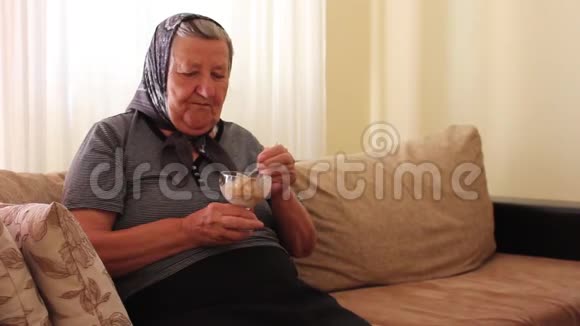 祖母吃冰淇淋视频的预览图