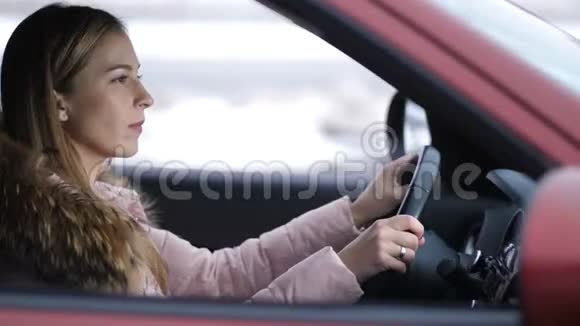 女孩开着车停在十字路口看着路走得更远视频的预览图