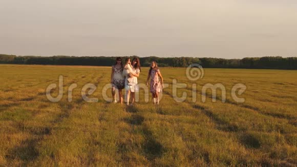 孩子们和妈妈正在草地上玩耍幸福家庭的观念妈妈和小女儿带着姐妹散步视频的预览图