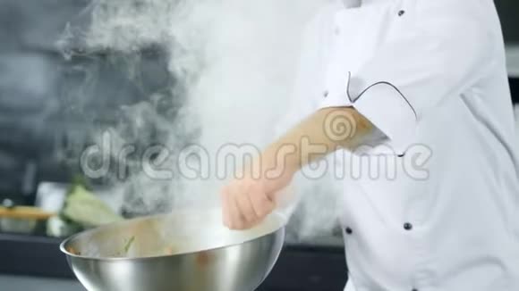 厨师在厨房用火焰烹饪食物厨师手准备食物视频的预览图