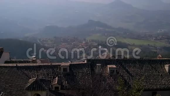 意大利小村庄的山顶景观视频的预览图