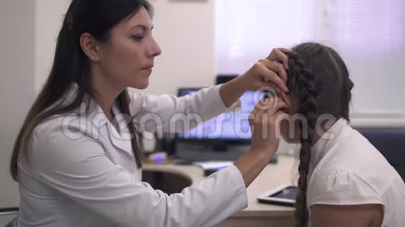 医生用助听器帮助女孩视频的预览图