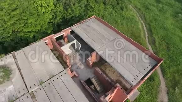 废弃高层建筑未完成的屋顶视频的预览图