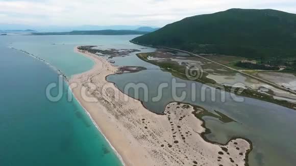 在希腊莱夫卡达海岸的沼泽浅水处进行无人机飞行视频的预览图