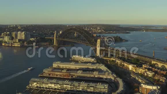从米尔斯角经过悉尼海港大桥的交通流量视频的预览图