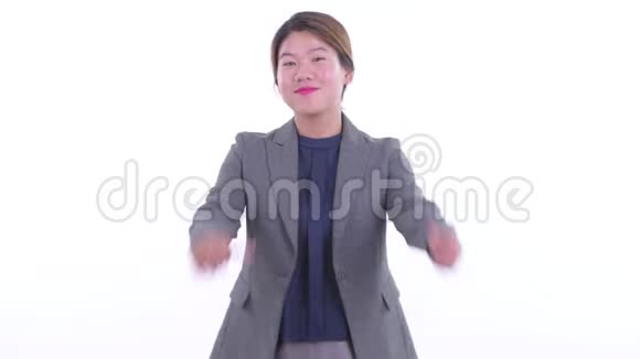 快乐的年轻亚洲女商人竖起大拇指看上去很兴奋视频的预览图