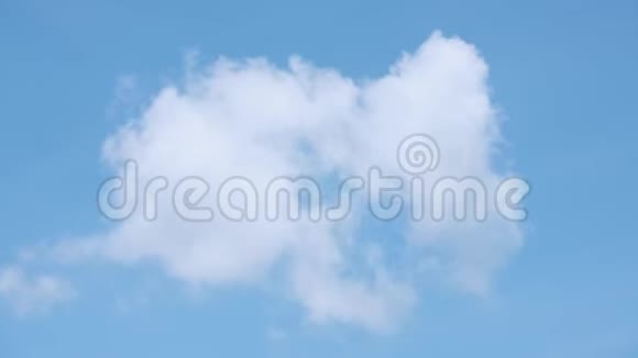 白天蓝天背景下的时间流逝单一自然白云视频的预览图