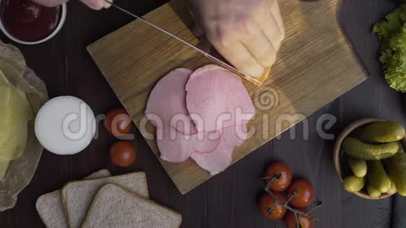特写视频美味的天然火腿是用锋利的刀切在木板上肉干熏制而成视频的预览图