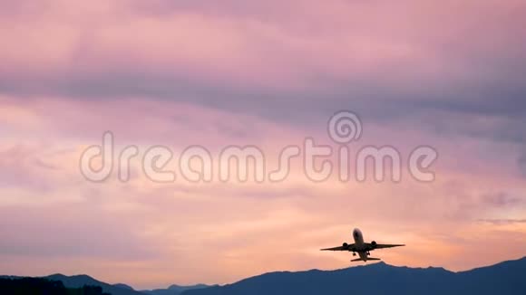 飞机日落或日出时起飞索契视频的预览图
