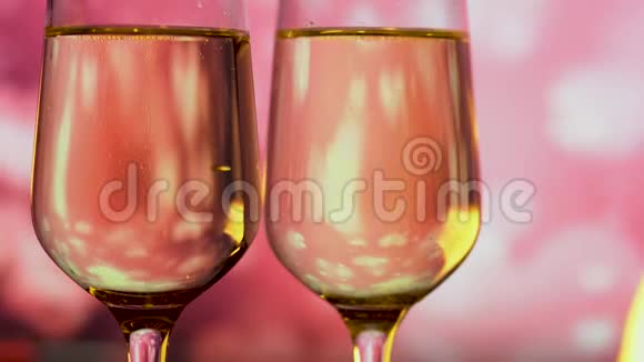 两瓶香槟粉红色背景上有气泡视频的预览图