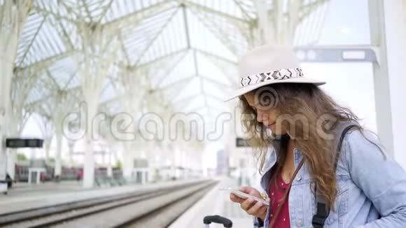有电话等火车的肖像女孩视频的预览图