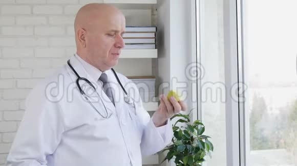与医药内阁医生慢动作暂停吃一个苹果视频的预览图