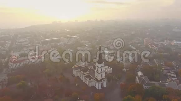 鸟瞰变形大教堂和敖德萨市中心视频的预览图