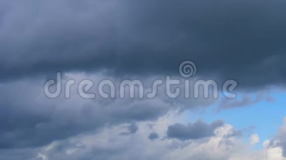 云慢慢地穿过天空雨中的云视频的预览图