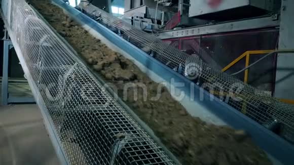 石头和沙子在工厂线上移动视频的预览图