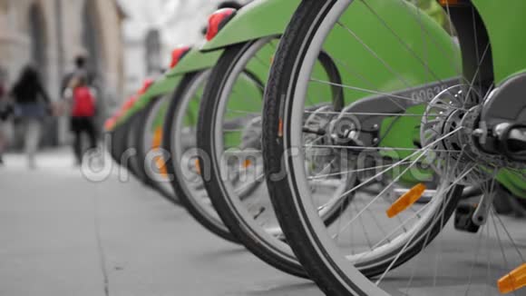 许多自行车在巴黎街头出租特写后轮在这种背景下不被认可的人这就是视频的预览图