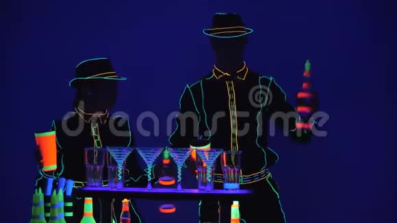 巴门表演业绩酒保和酒保正在一起倒酒他们穿着亮蓝色的霓虹灯制服视频的预览图