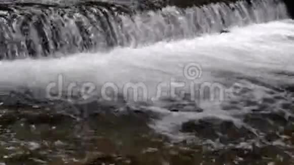 在夏日的黑暗中高山河上的宽瀑布视频的预览图