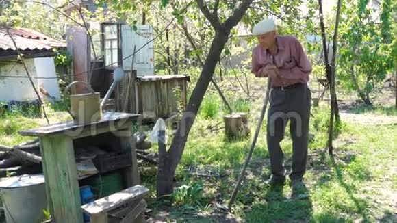 一位在乡村花园工作的老人视频的预览图