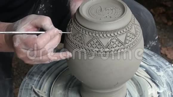 在车间用粘土制作陶瓷和陶器餐具的手视频的预览图