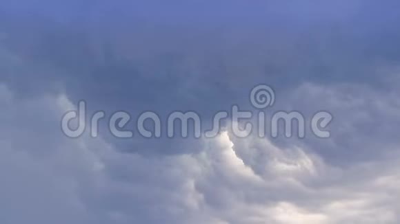 令人惊叹的云层时间流逝天空中蓝色的积云视频的预览图