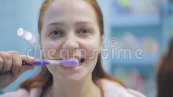 白人女性红头发在浴室刷牙卫生保健视频的预览图
