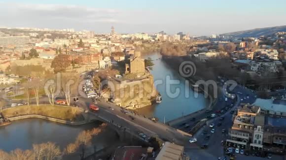 4k视频无人机一座古老的城市在河上的桥上运输运动视频的预览图