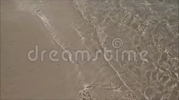 温柔的波浪和水晶清澈的海洋背景视频的预览图