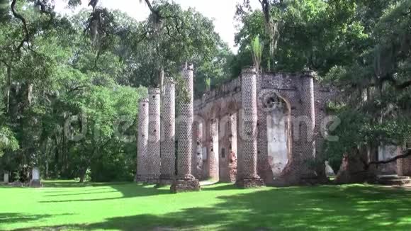 旧谢尔顿教堂废墟的支柱视频的预览图
