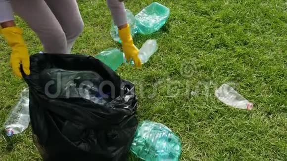 志愿者收集塑料瓶视频的预览图