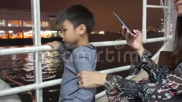母幼乘坐天星渡轮香港维多利亚湾视频的预览图
