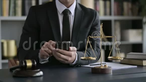 在法庭的手机上拍摄律师手摇镜头视频的预览图
