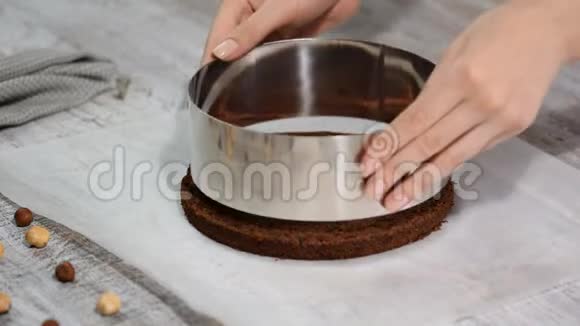 女性手用糖果戒指切海绵蛋糕视频的预览图