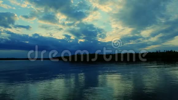 江船在傍晚的湖面上移动在夕阳的余晖中产生波浪在水中波浪视频的预览图