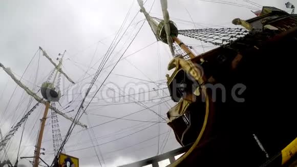 海盗船在港口风暴中视频的预览图