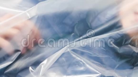女人在塑料袋里塑料污染视频的预览图