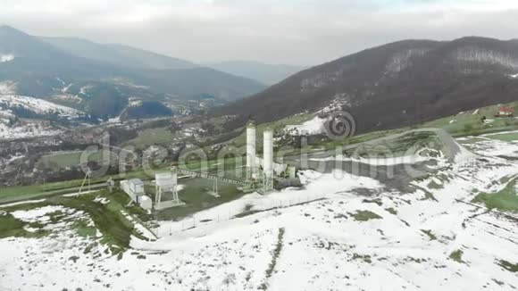 冬季在山上的空中观景煤选站视频的预览图