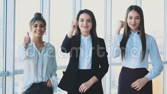 三只女商人的手紧握在一起展示了她们在商界的有效融合和成功视频的预览图
