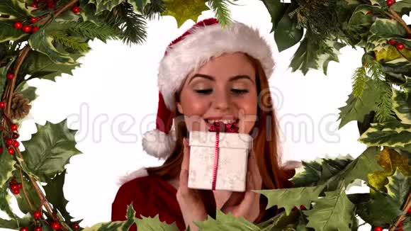 圣诞老人女士在冬青边境开放礼物视频的预览图
