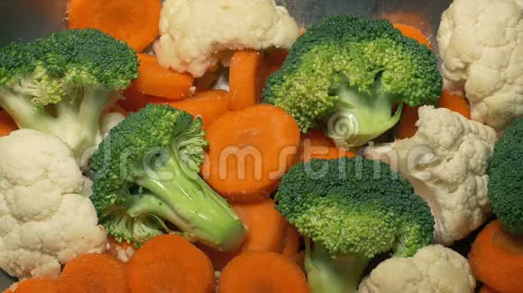 混合蔬菜在水槽中洗涤视频的预览图