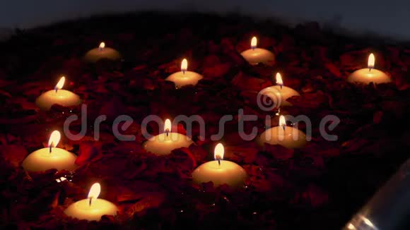充满鲜花花瓣和蜡烛的浪漫浴室视频的预览图
