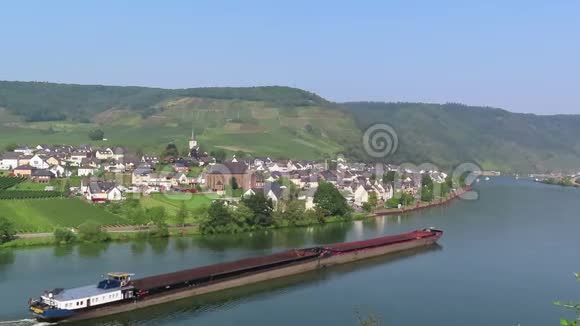 德国Beilstein村和EllenzRhinelandPalatin村旁边的Moselle河上的工业驳船视频的预览图