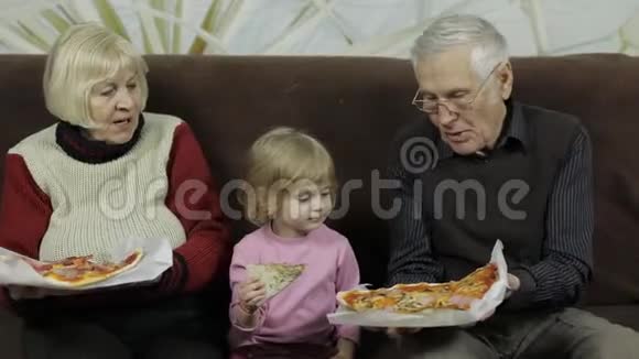 美丽的老人和他们的孙女一起吃披萨视频的预览图