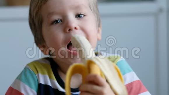 快乐的孩子吃香蕉水果健康食品食用理念关门视频的预览图