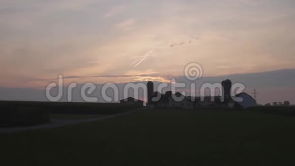 在朦胧的夏日清晨一片五彩缤纷的天空笼罩着阿米什农场视频的预览图