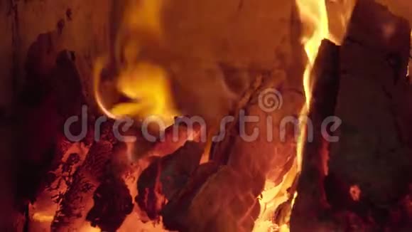 寒冷的冬天在壁炉里烧木头视频的预览图